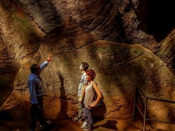 エダクカル洞窟群