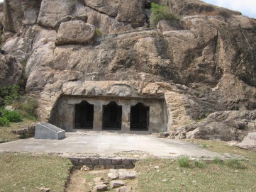 马曼杜尔岩石洞穴寺