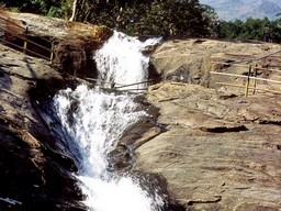 クンバカライ滝